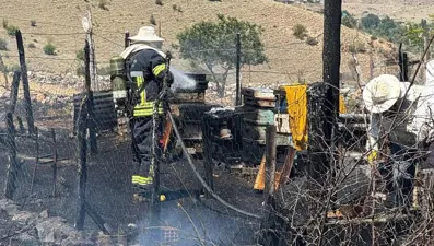 Erzurum'da yangın arı kovanlarına sıçradı, yüzlerce arı öldü