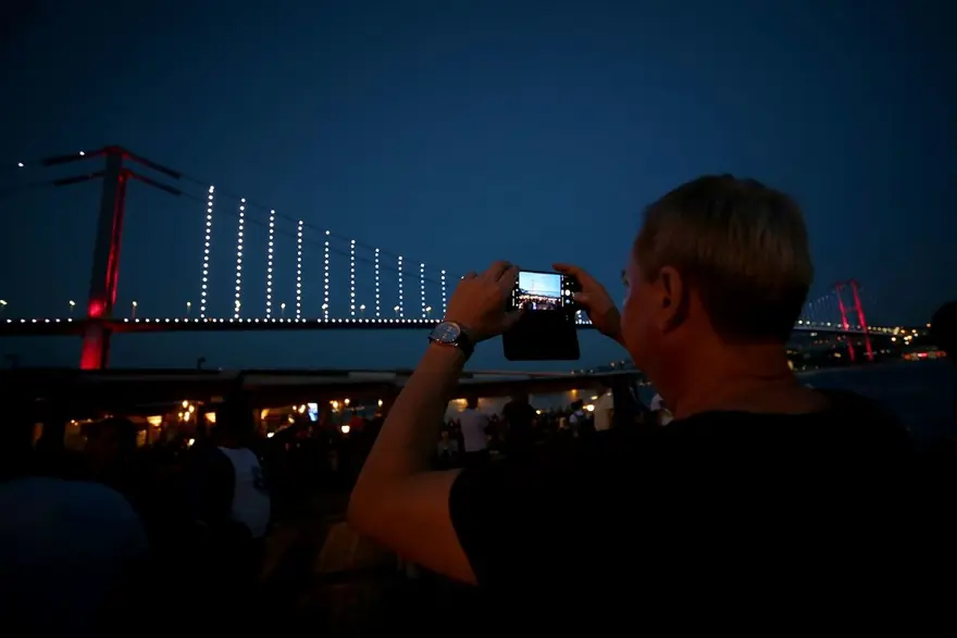 İstanbul'un tarihi simgeleri Milli Takım'a destek için Kırmızı-Beyaza büründü 6