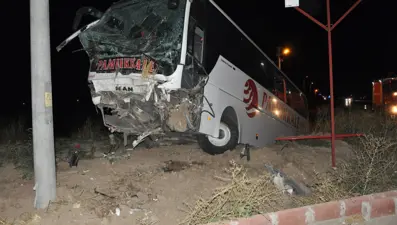 Yoldan çıkarak tarlaya giren yolcu otobüsünde 30 kişi yaralandı