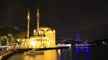 Boğaziçi Köprüsü BM mavisine büründü