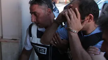 Nişanlısı ve meslektaşını öldüren polis hakim önünde