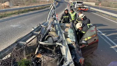 Bariyerlere ok gibi saplanan araçtan sağ çıktı