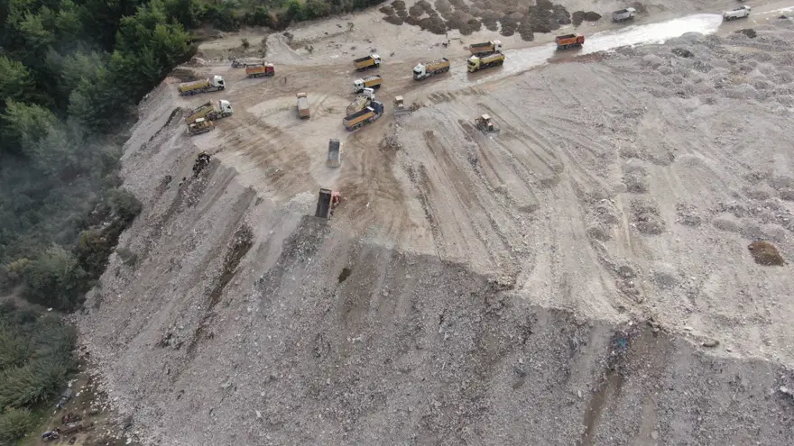Hatay'da moloz dağları 2 Hatay'da moloz dağları 2