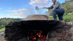 Doğal şifa kaynağı: Büyük kazanlarda odun ateşinde kaynatılıyor