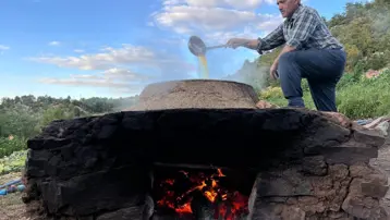 Doğal şifa kaynağı: Büyük kazanlarda odun ateşinde kaynatılıyor
