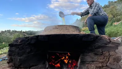 Doğal şifa kaynağı: Büyük kazanlarda odun ateşinde kaynatılıyor