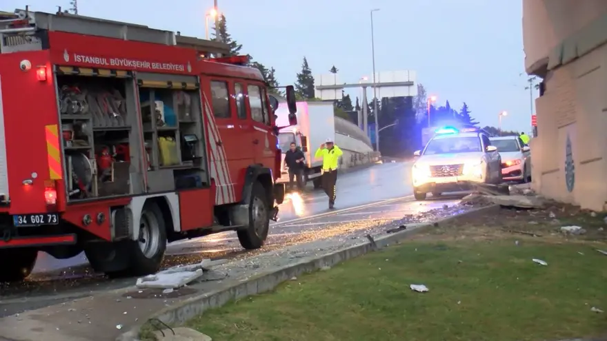 Bakırköy'de çevik kuvvet otobüsü üst geçide çarptı 5