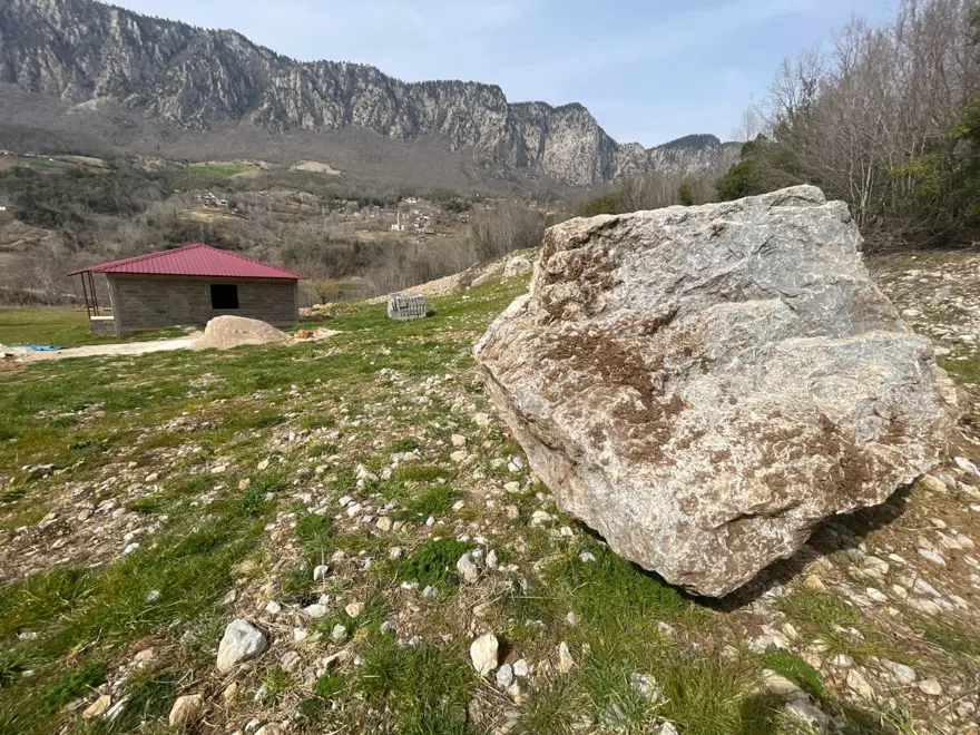 Osmaniye'de depremde dağdan kopan kaya, eve 20 metre kala durdu 