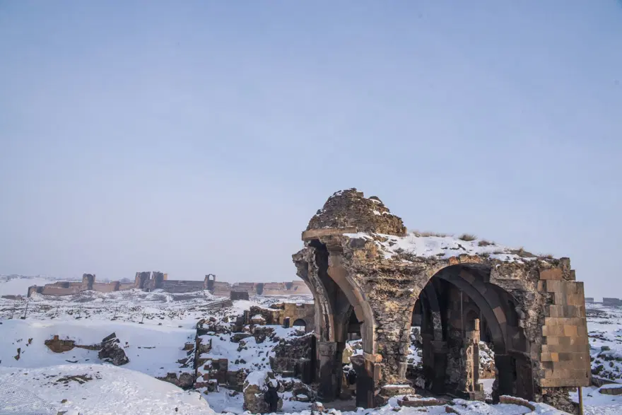 Beyaza bürünen Ani Antik Kenti masalsı güzelliğiyle yerli ve yabancı turistleri ağırlıyor 3 Beyaza bürünen Ani Antik Kenti masalsı güzelliğiyle yerli ve yabancı turistleri ağırlıyor 3