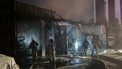 Tamirhane, içindeki 10 araçla birlikte yandı