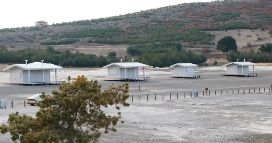 Salda Gölü kıyısına ahşap üniteler yerleştirilmeye başlandı Salda Gölü kıyısına ahşap üniteler yerleştirilmeye başlandı