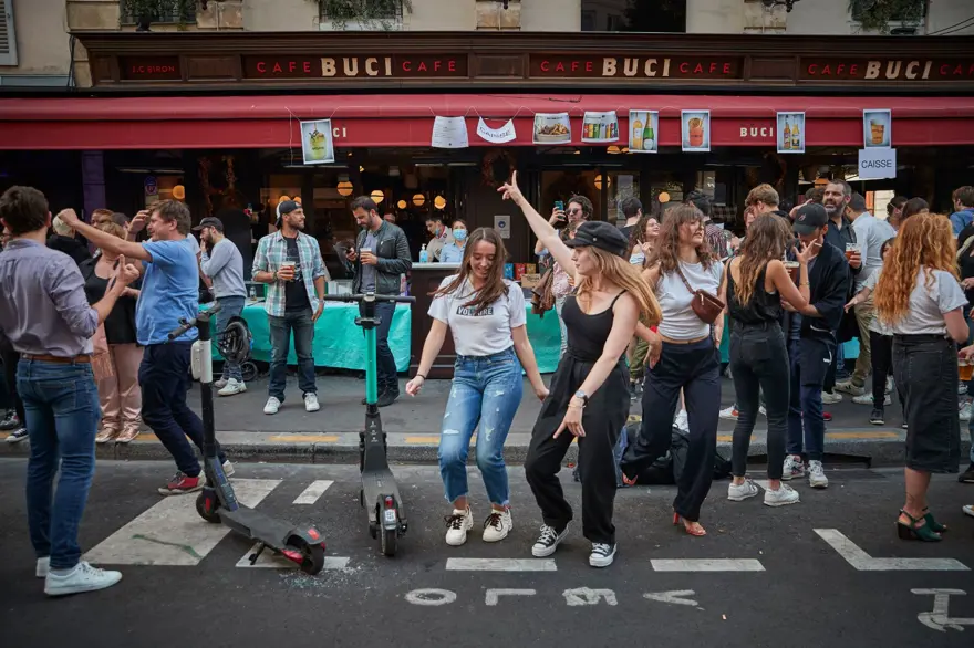 Paris'te salgını yok saydılar 1