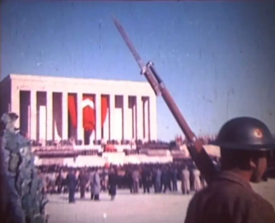 Atatürk’ün naaşının Anıtkabir’e naklinin renkli görüntüleriortaya çıktı 7 Atatürk’ün naaşının Anıtkabir’e naklinin renkli görüntüleriortaya çıktı 7