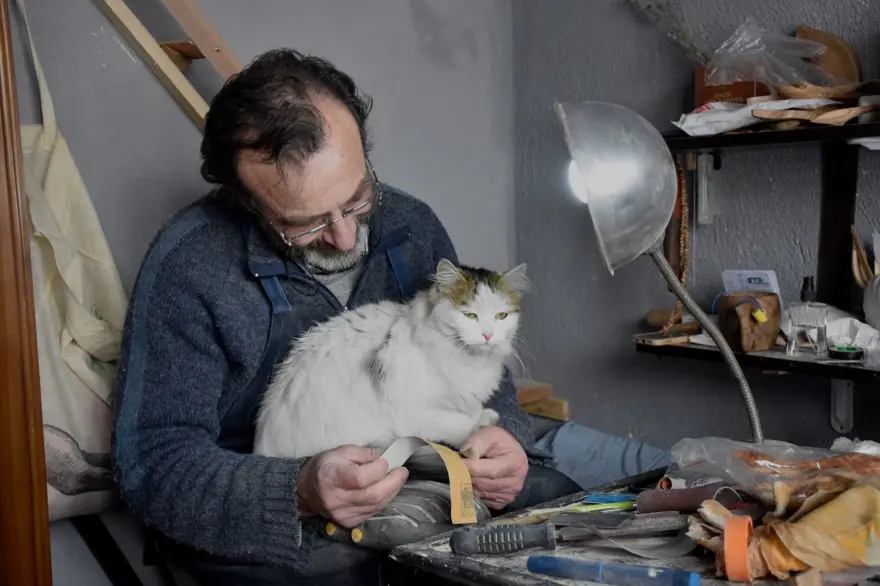 "Süslü Badegül" esnafın maskotu oldu: "Artık evi burası oldu" 3