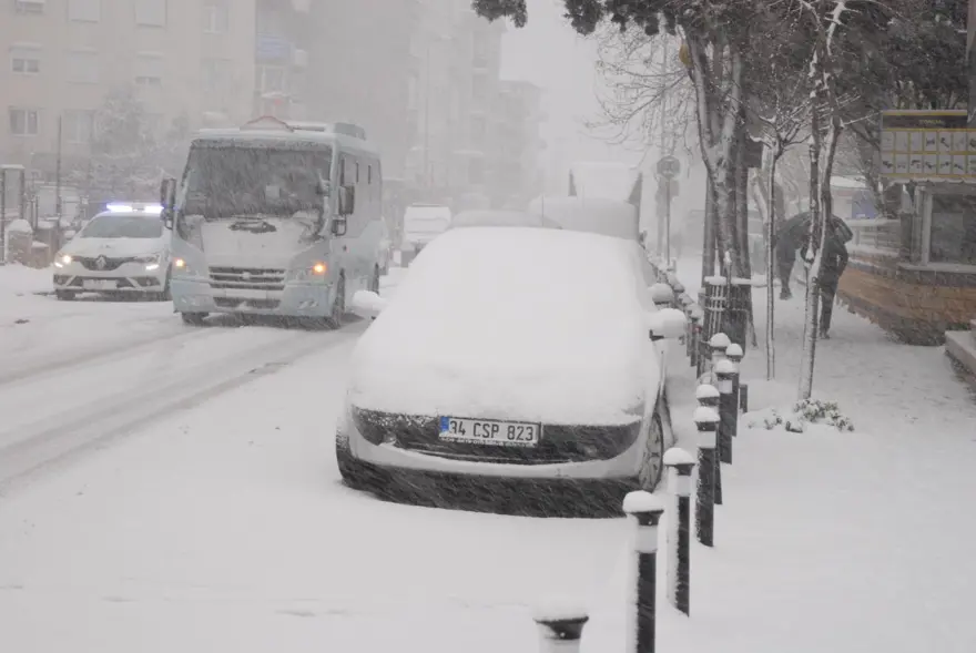 Kar yağışı İstanbul'u etkisi altına aldı 1 Kar yağışı İstanbul'u etkisi altına aldı 1