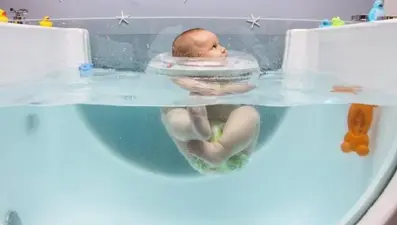 Bebeklerin SPA merkezinde masaj keyfi