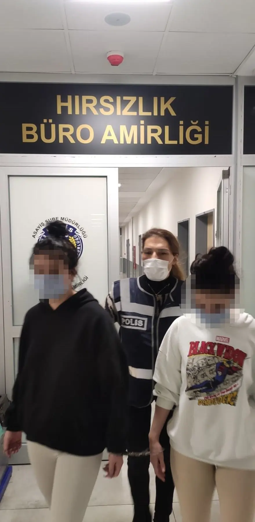 Çilingire açtırdıkları evde uyuyan çocuğun elindeki cep telefonunu bile çaldılar 10