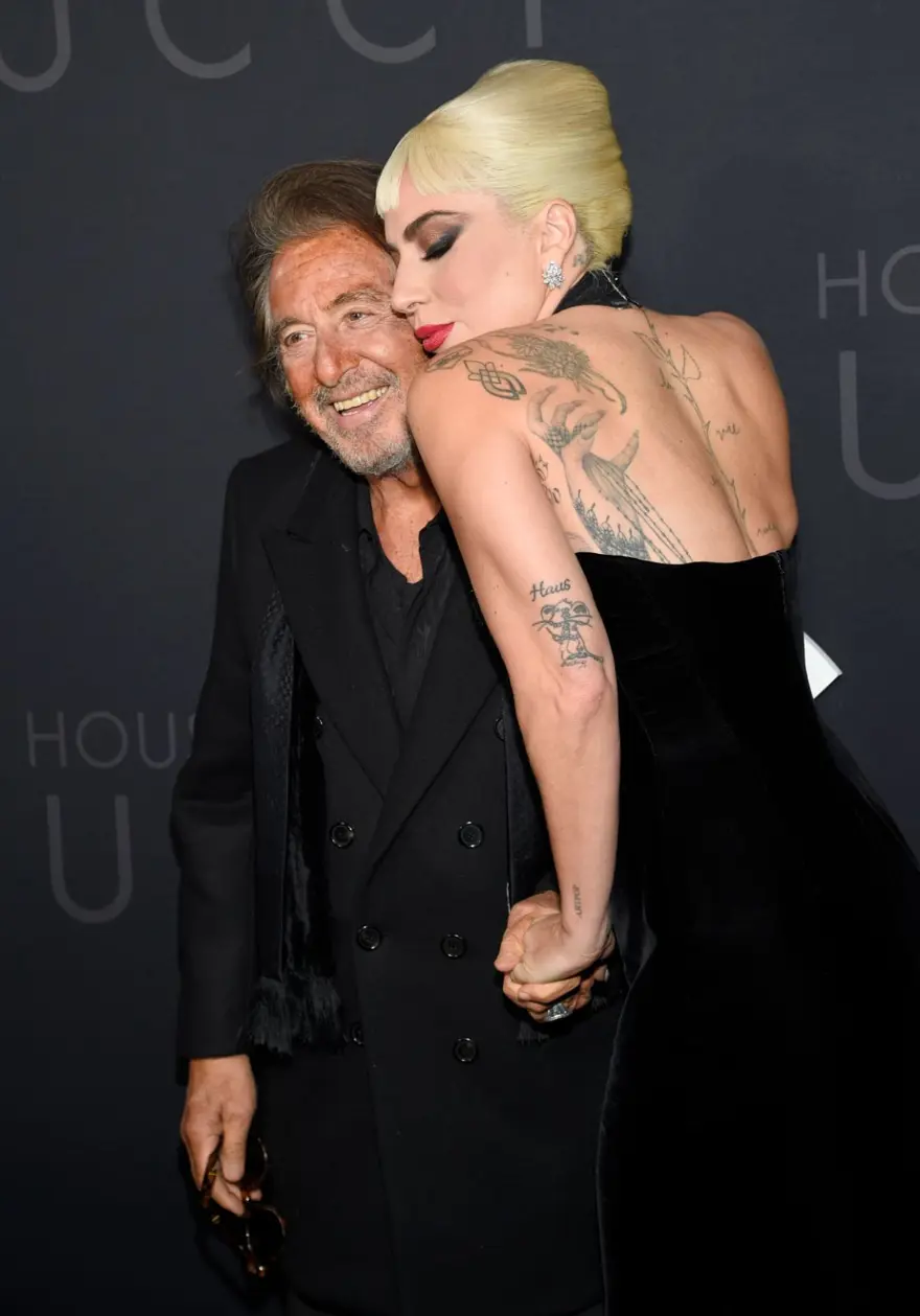 Lady Gaga kırmızı halıya fare dövmesiyle damga vurdu 2