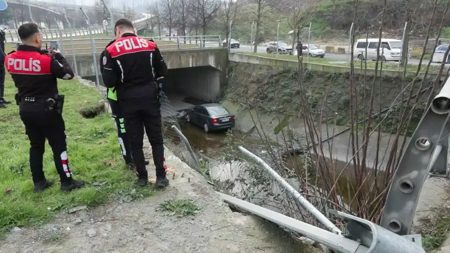 Gaziosmanpaşa'da virajı alamayan otomobil su kanalına uçtu: 2 kişi yaralandı 3