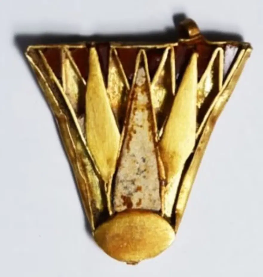 Güney Kıbrıs’ta Mısır Kraliçesi Nefertiti dönemine ait paha biçilemez altın hazine bulundu Güney Kıbrıs’ta Mısır Kraliçesi Nefertiti dönemine ait paha biçilemez altın hazine bulundu