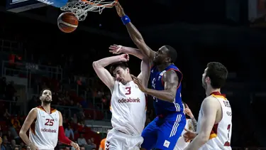 Efes'ten Galatasaray'a son saniye darbesi!