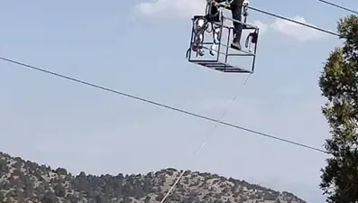 Elektrik direğinden düşen işçi öldü