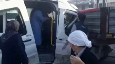 İşçi servisi ile TIR çarpıştı: 4 yaralı