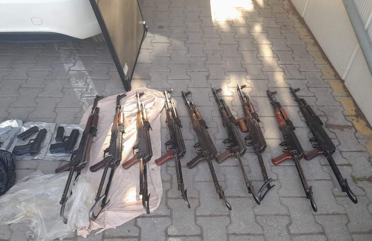 Uyuşturucu takibinde silah deposu çıktı: Otomobili kullanan polis gözaltında