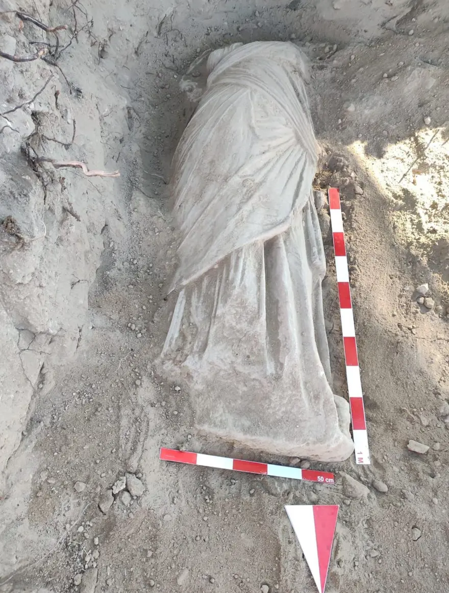 Uşak'ta Roma dönemine ait kadın heykeli bulundu Uşak'ta Roma dönemine ait kadın heykeli bulundu
