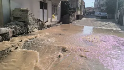 İlçede içme suyu hattı patladı: Çarşı sular altında kaldı