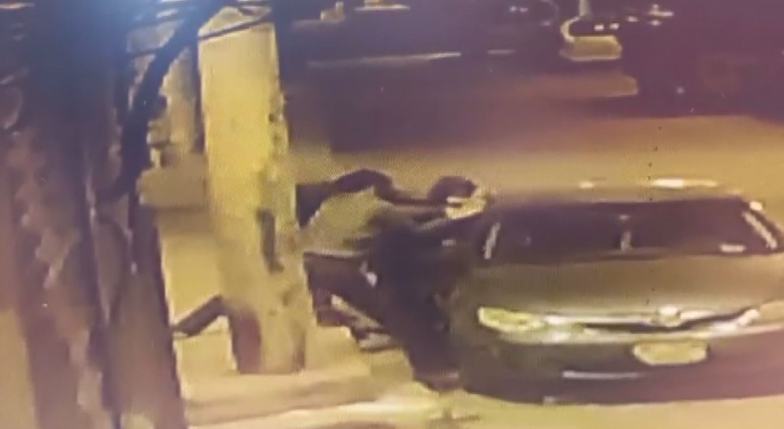 Park halindeki otomobilin camını kırdılar