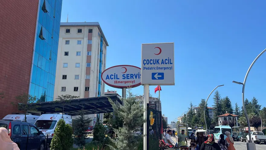 Bir anda havuzu içine kusmaya başlayıp fenalaştılar: Aşırı klor zehirledi 1 Bir anda havuzu içine kusmaya başlayıp fenalaştılar: Aşırı klor zehirledi 1