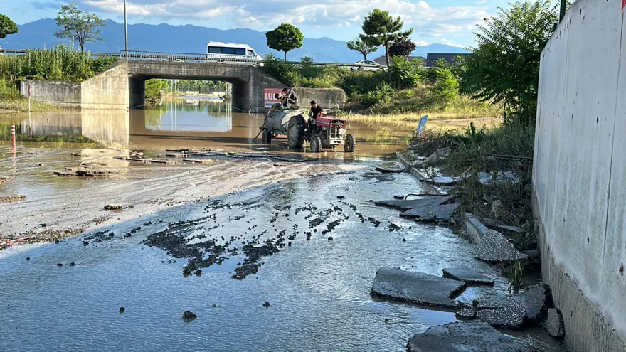 Düzce'de sel suları asfaltı yerinden söktü 1 Düzce'de sel suları asfaltı yerinden söktü 1