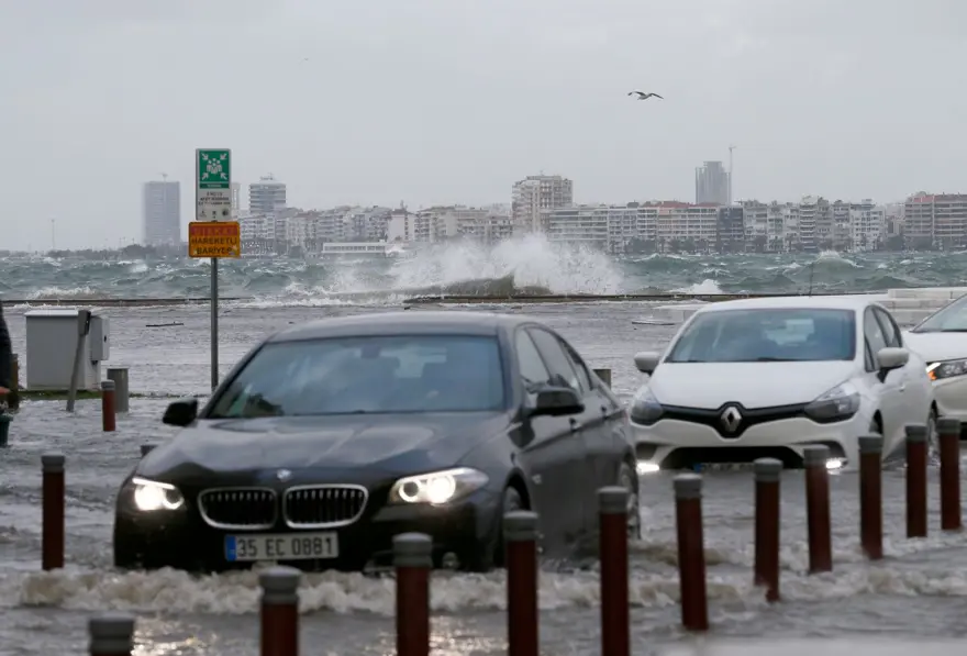 İzmir'de fırtına: Deniz taştı, işyerlerini su bastı 3
