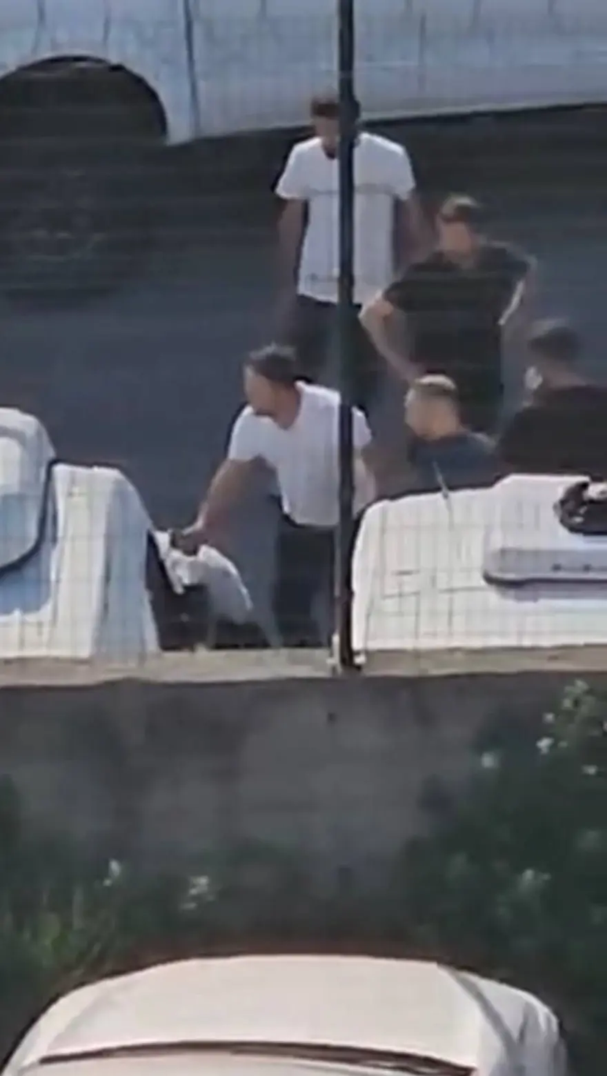 Sokak ortasında yüksek ses kavgası: Kurşunlar havada uçuştu 2