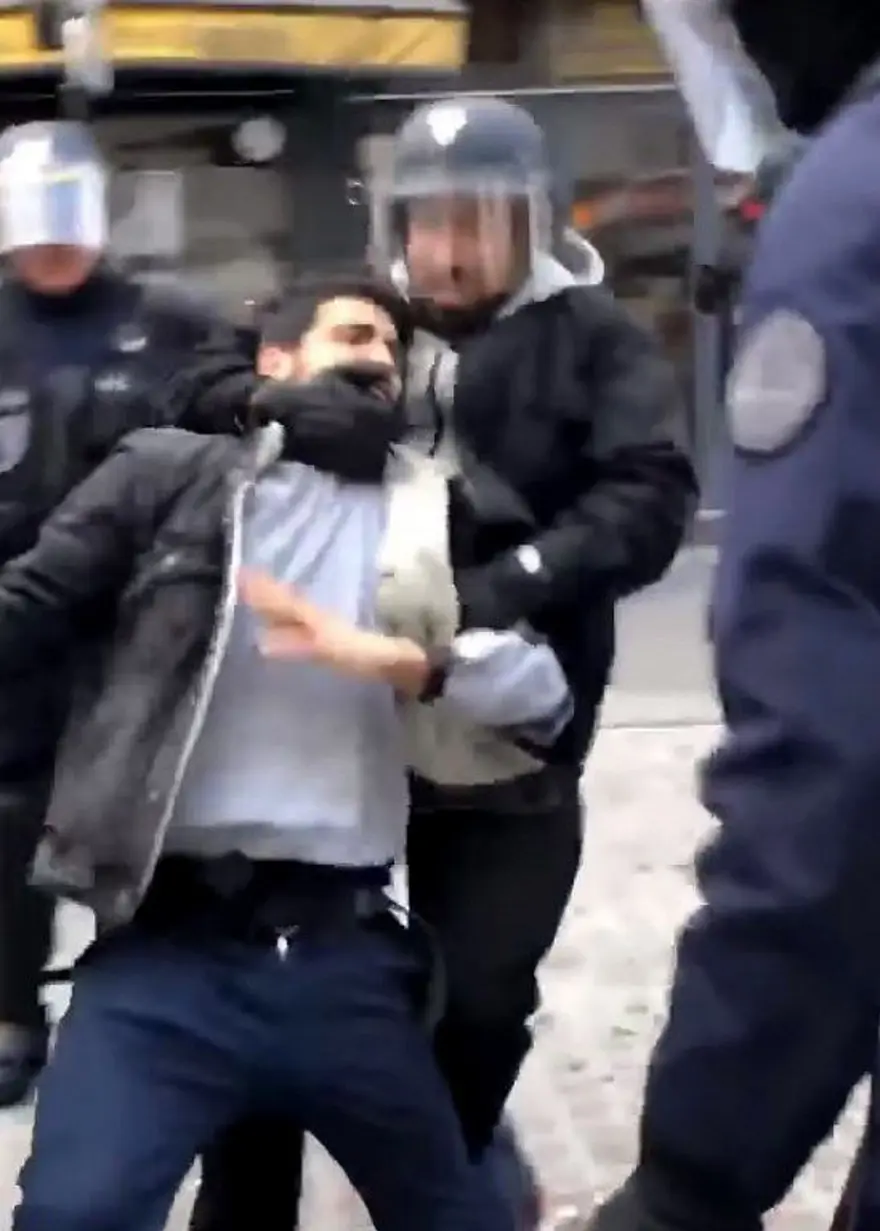 Macron'un göstericiyi darp eden korumasına gözaltı 8 Macron'un göstericiyi darp eden korumasına gözaltı 8
