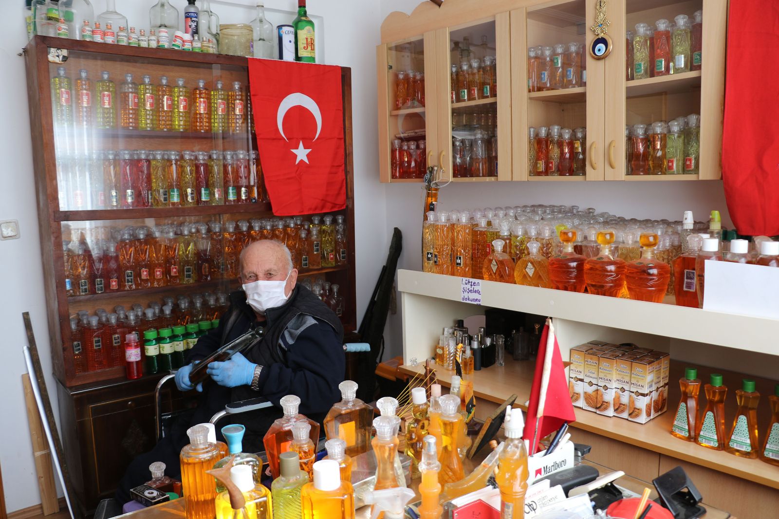 50 yıldır biriktirdiği kolonyaları dağıtacak
