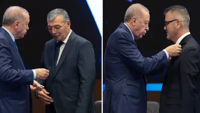 Cumhurbaşkanı Erdoğan, AK Parti'ye katılan iki belediye başkanına rozet taktı