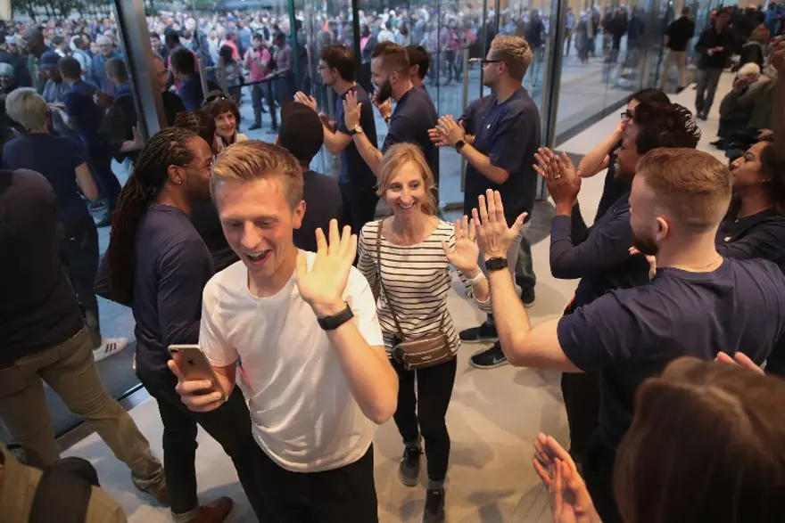 Apple Chicago'da çatısı "MacBook" şeklinde mağaza açtı 18 Apple Chicago'da çatısı "MacBook" şeklinde mağaza açtı 18