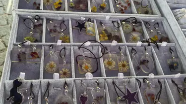 Canlı çiçekler epoksi reçine ile kolyeye dönüşüyor