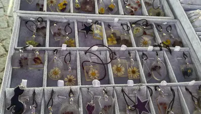 Canlı çiçekler epoksi reçine ile kolyeye dönüşüyor