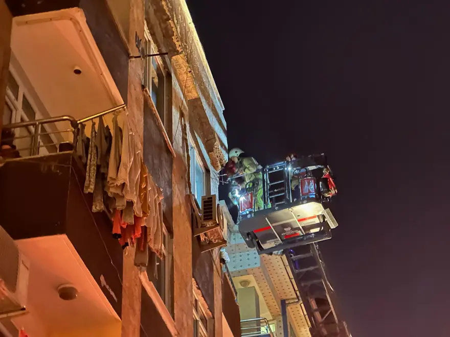 Zeytinburnu'nda terası kısmen çöken bina boşaltıldı 2 Zeytinburnu'nda terası kısmen çöken bina boşaltıldı 2