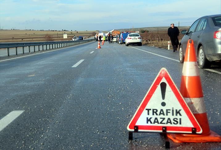 Kastamonu'da kontrolden çıkan otomobile kamyon çarptı: 3 yaralı