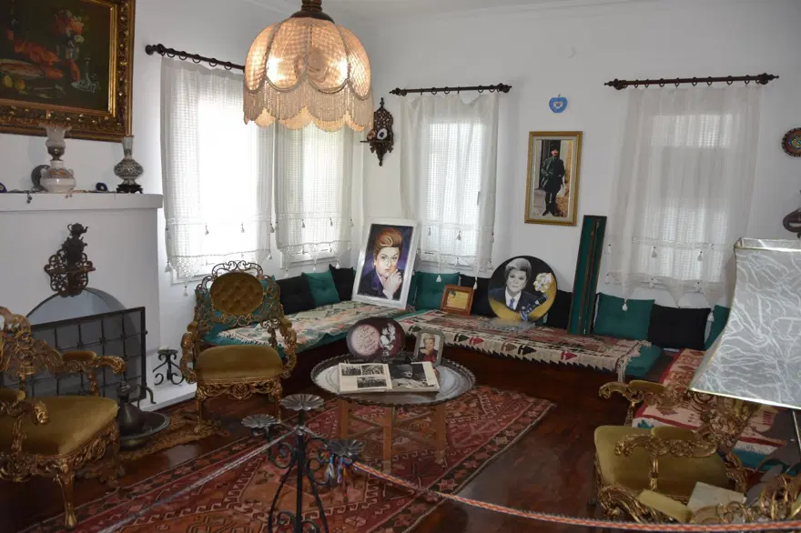 Zeki Müren'in 24'üncü ölüm yıl dönümünde evine ziyaretçi akını 4