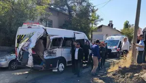 Yolcu treni, öğrenci servisine çarptı: Yaralılar var