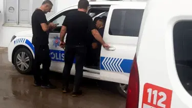 Tabancasını gösterirken abisini vurdu