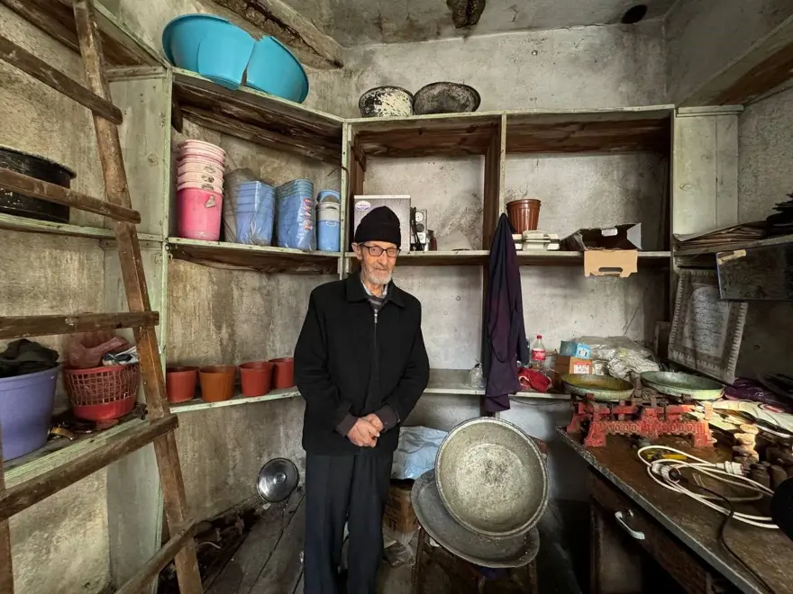 82 yaşında15 metrekarede 65 yılını geçirdi: "Meslek unutuldu, çırak bile yetişmiyor" 