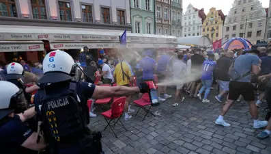 Maç öncesi ortalık karıştı: İspanyollar ve İngilizler birbirine girdi, çok sayıda taraftar gözaltına altındı