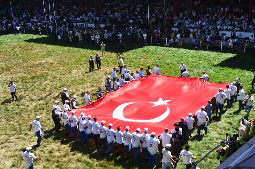 Kırkpınar Er Meydanı'nda Türk bayrağı açıldı 5