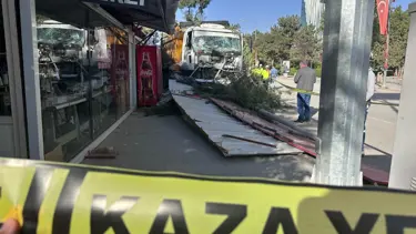 Freni boşalan kamyon 7 iş yerine çarptı, sürücü yaralı